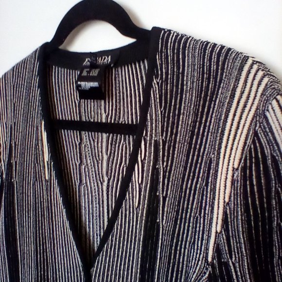 Vintage Escada Black and cream ribbed knit sweater cardigan size small - Picture 5 of 5